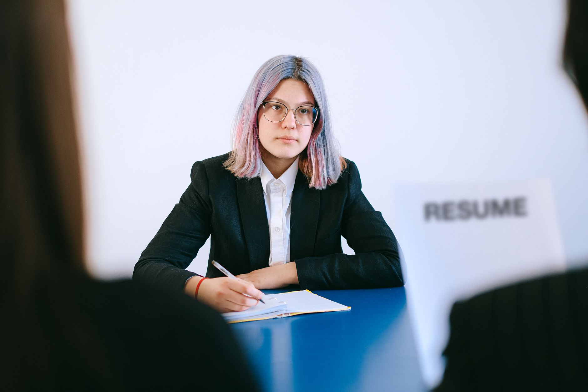Jobsamtale mellem to personer ved et bord