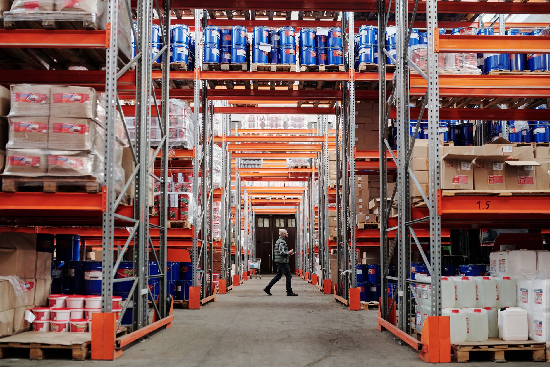 Medarbejdere arbejder side om side på et lager